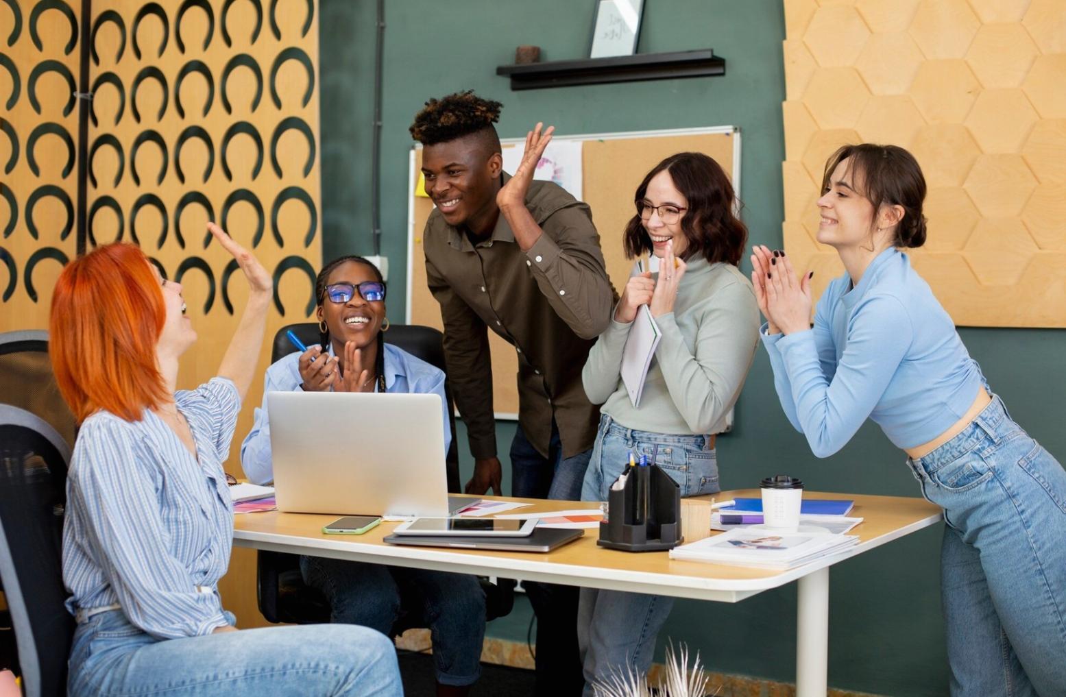 Grupo de pessoas a colaborar num workshop de finanças pessoais